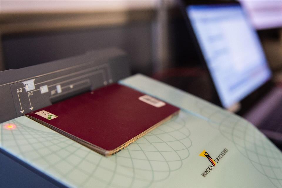 Dokumentenprüfungsgeräte wie dieses sind nicht in allen Bürgerämter bundesweit vorhanden. (Symbolbild)Silas Stein/dpa