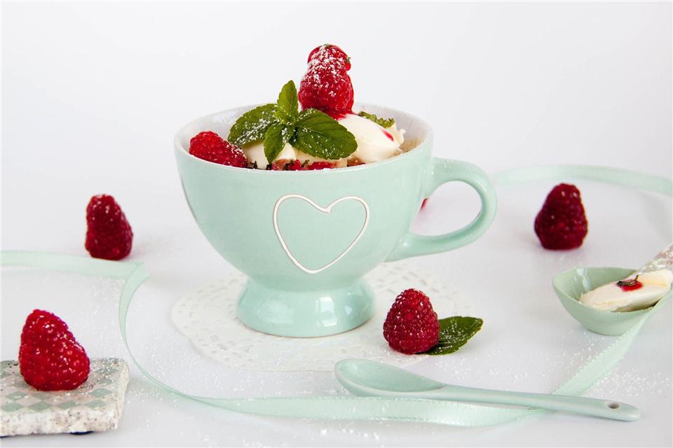 Fix gerührt, schnell gelöffelt: Tassenkuchen zum Verlieben Dolce Vita-Feeling: Das Rezept für den Himbeer-Tassenkuchen hat die „Zimtblume“-Bloggerin Angelina Antal vom Lago Maggiore mitgebracht. Angelina Antal/zimtblume.de/dpa-tmn