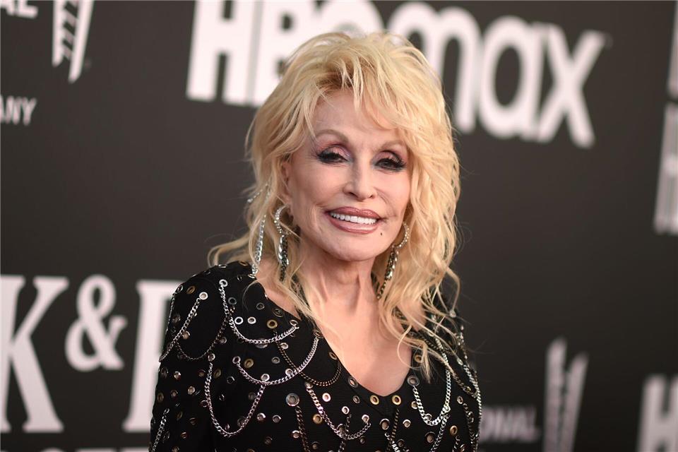 Dolly Parton musste im September einige Konzerte verschieben. (Archivbild)Richard Shotwell/Invision via AP/dpa