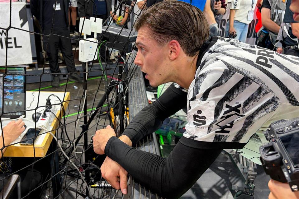 Domen Makuc verfolgte gebannt die Video-Überprüfung der letzten Derby-Szene.Frank Molter/dpa