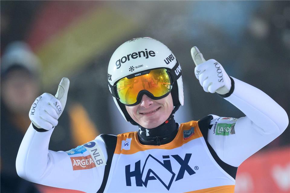 Domen Prevc ist in dieser Saison bisher der Überflieger. (Archivbild)Hendrik Schmidt/dpa
