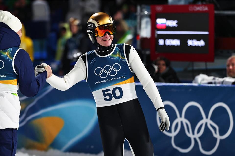 Domen Prevc jubelt über Olympia-Gold von der Großschanze. (Archivbild)Daniel Karmann/dpa