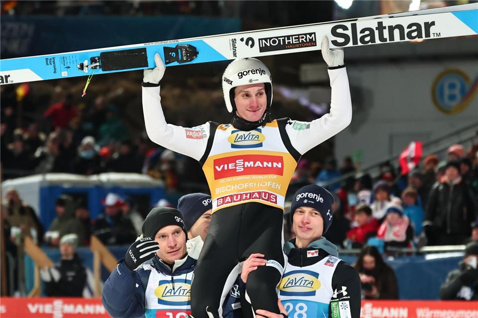 Domen Prevc wird von seinen Teamkollegen gefeiert.Daniel Karmann/dpa