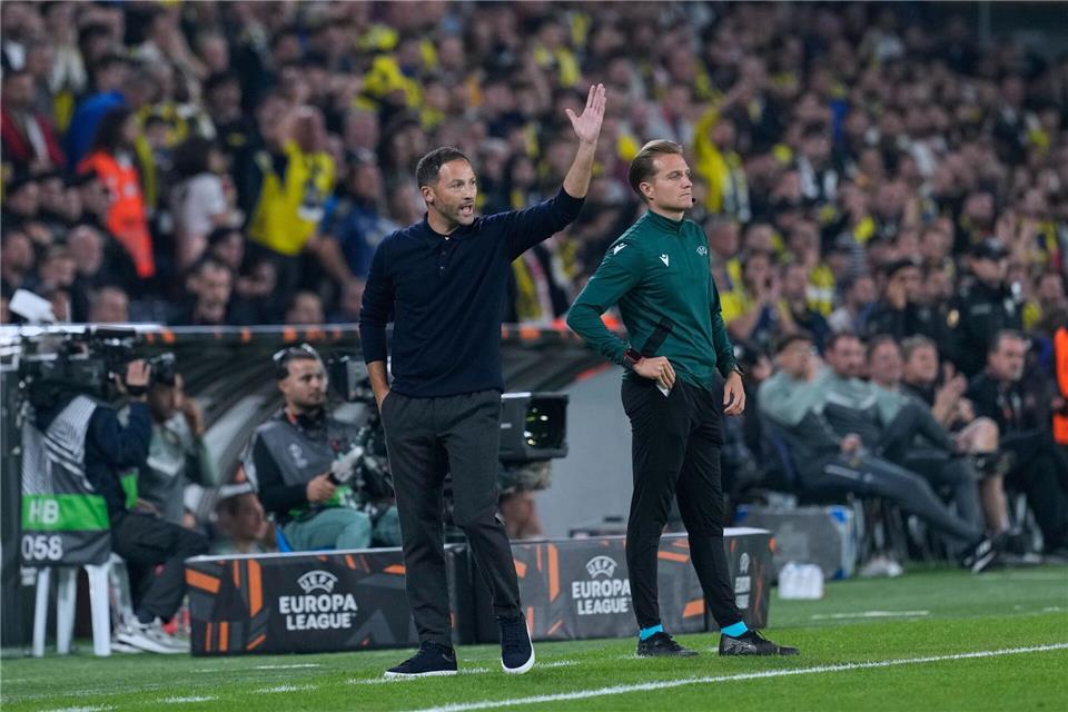Domenico Tedesco (l) steht mit Fenerbahce Istanbul vor dem Aus in der Europa League. (Archivbild)Khalil Hamra/AP/dpa