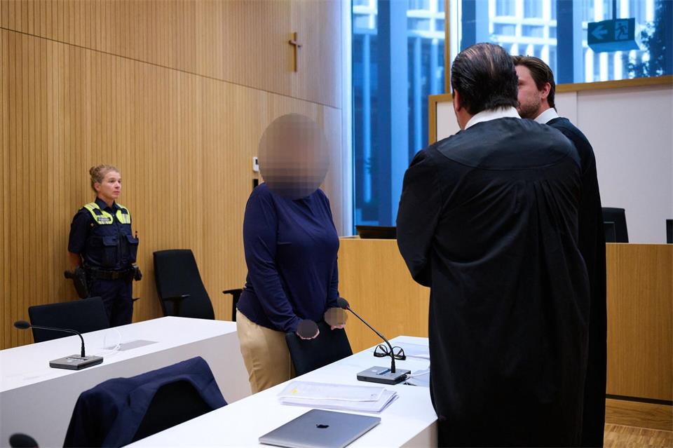 Domina vor Gericht: Laut Anklage soll sie einen langjährigen Kunden aus Habgier ermordet haben.Sven Hoppe/dpa
