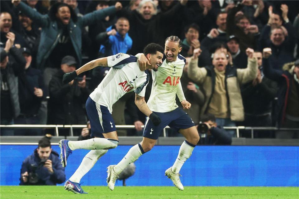 Dominic Solanke (l) gelang der Ausgleich für Tottenham.Richard Pelham/AP/dpa