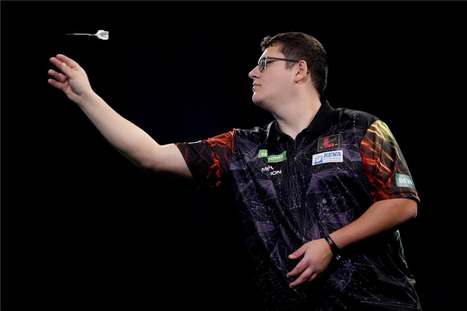 Dominik Grüllich scheitert knapp an Jermaine Wattimena.John Walton/PA Wire/dpa