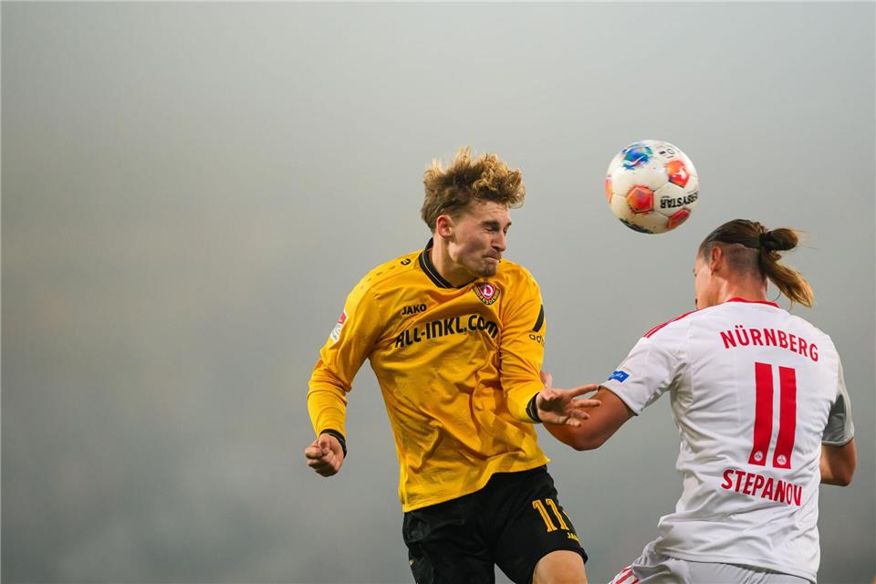 Dominik Kother (l, Dynamo Dresden) in Aktion gegen Artem Stepanov (1.FC Nürnberg).Robert Michael/dpa
