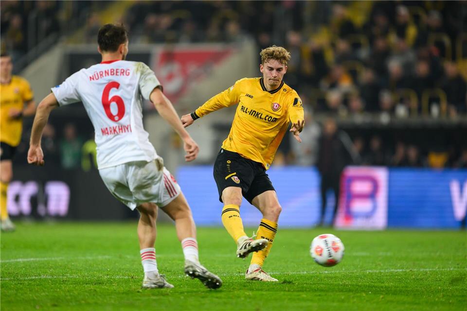 Dominik Kother (r, Dynamo Dresden) erzielt das Tor zum 1:1.Robert Michael/dpa