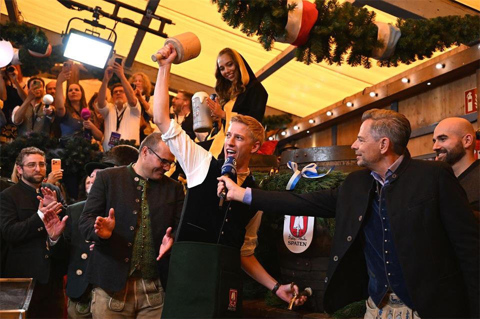 Dominik Krause (M, Bündnis 90/Die Grünen), Oberbürgermeister von München, beim traditionellen Anstich des ersten Bierfasses im Schottenhamel.Sven Hoppe/dpa