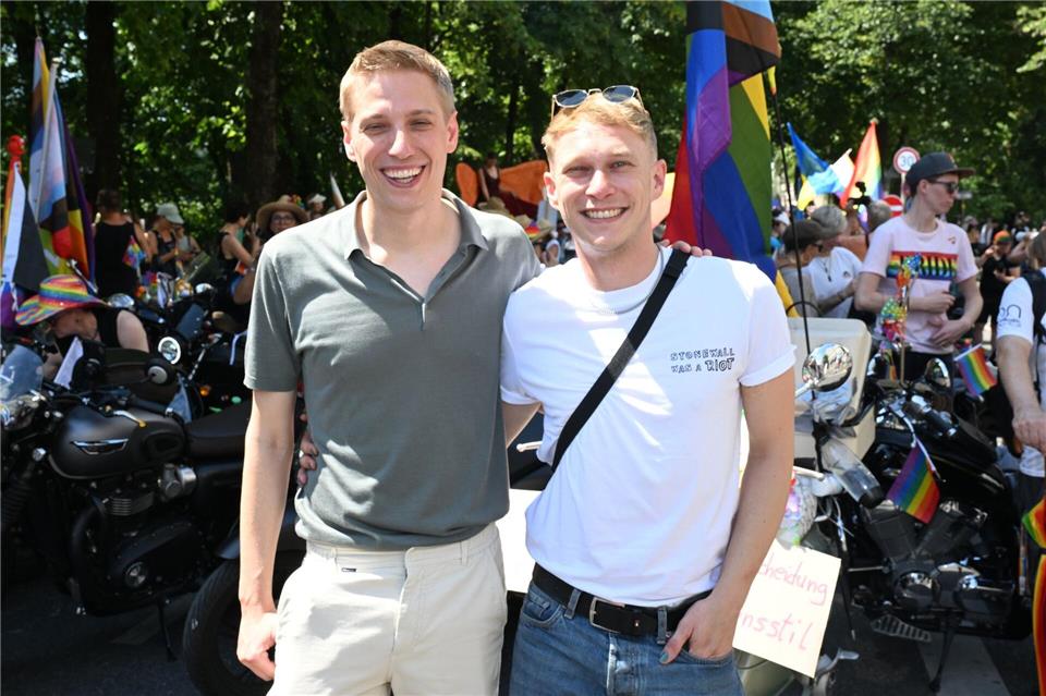 Dominik Krause (l) nimmt zusammen mit seinem Lebensgefährten Sebastian Müller an der Parade teil. Felix Hörhager/dpa