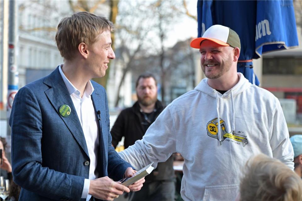 Dominik Krause (links) ist erneut in den Wahlkampf gestartet, auf der Straße, aber auch in den sozialen Medien. (Archivbild)Malin Wunderlich/dpa