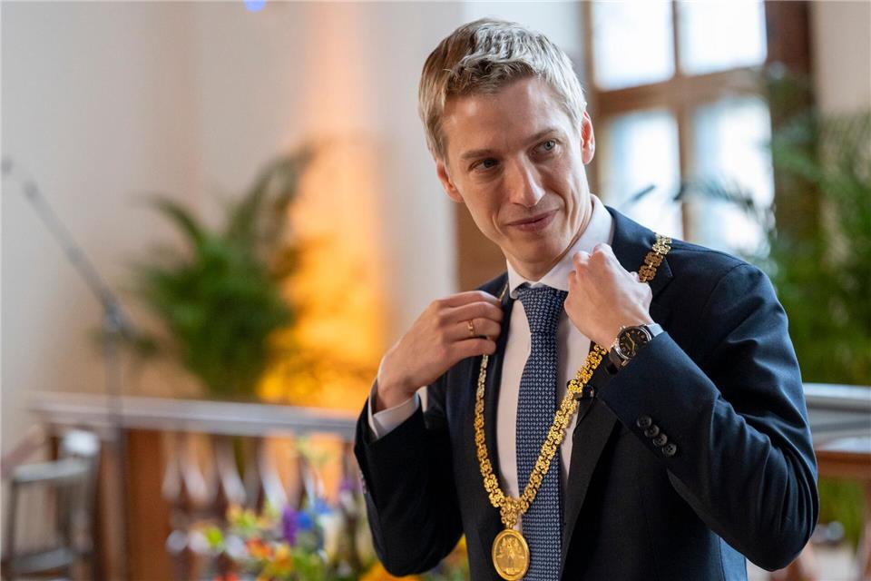 Dominik Krause mit der Amtskette. (Archivbild)Peter Kneffel/dpa