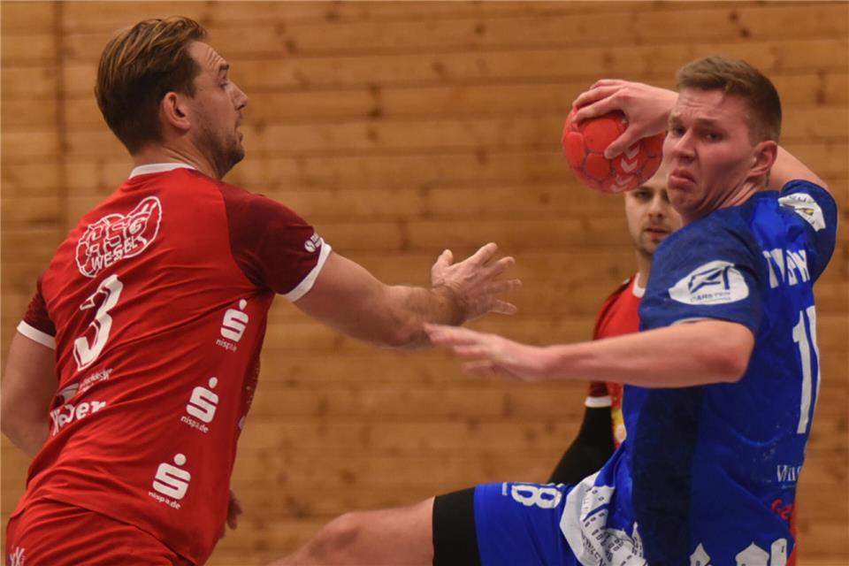 Dominik Kutsch (rechts) setzt sich hier gegen Fyn Walla von der HSG Wesel durch. Insgesamt gelang dem TV Borken das aber zu selten.