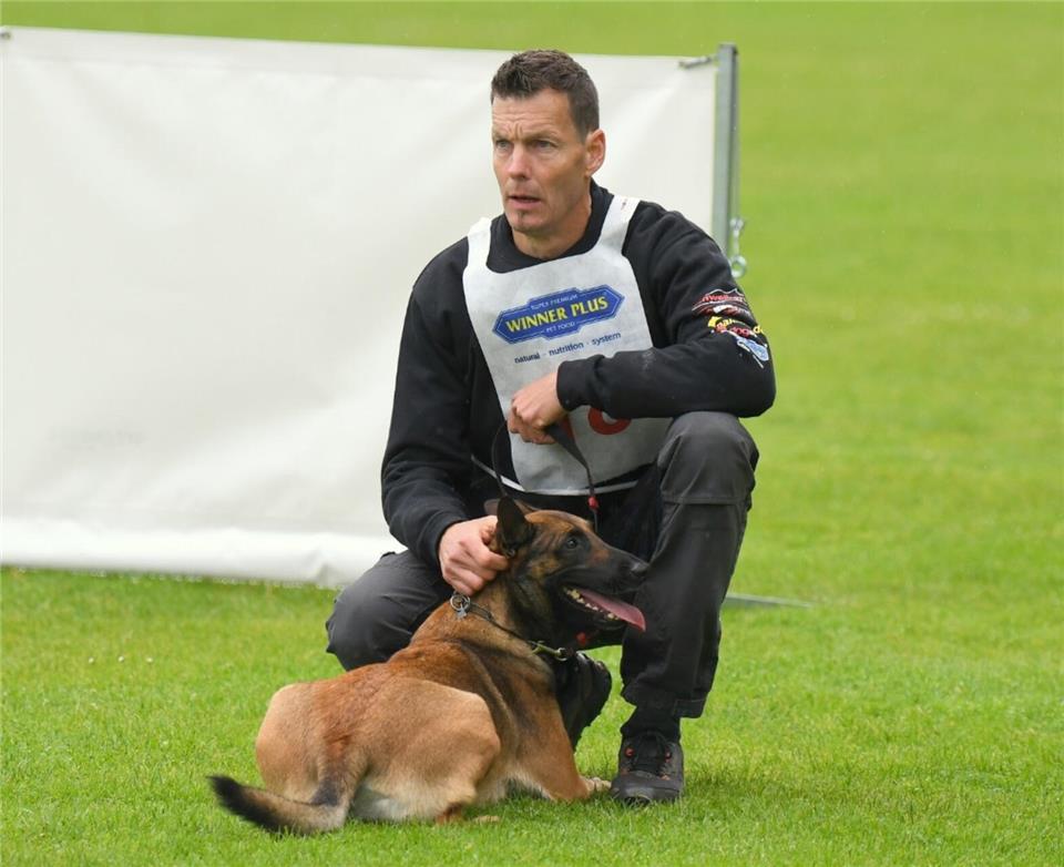 Dominik Niewerth hat sich mit Desh für die Bundessiegerprüfung im Gebrauchshundesport qualifiziert. Er tritt mit Heimvorteil am Wochenende in Reken an.