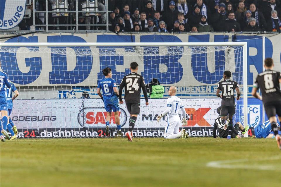 Dominik Reimann (in weiß) kann dem Ball zur Gästeführung nur hinterherschauenAndreas Gora/dpa
