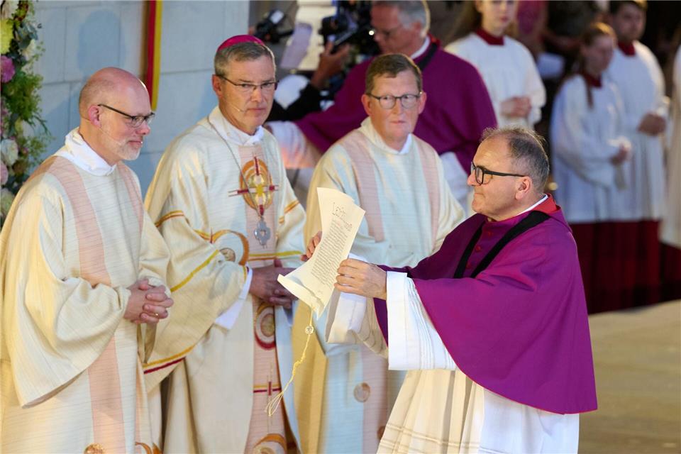 Dompropst Hans-Bernd Köppen präsentiert die Ernennungsurkunde des Papstes. Bernd Thissen/dpa