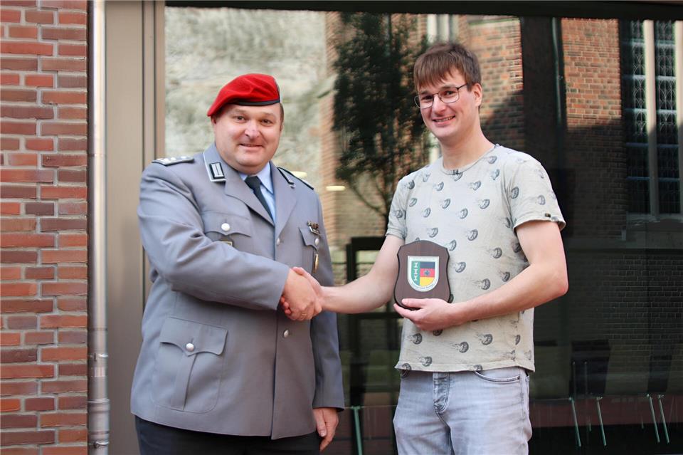 Donald Grüter, Vorsitzender der Kreisgruppe Borken im Reservistenverband der Deutschen Bundeswehr (li.), überreichte Oliver Gördes als Dankeschön das Wappen der Kreisgruppe auf einer Holztafel mit Widmung.