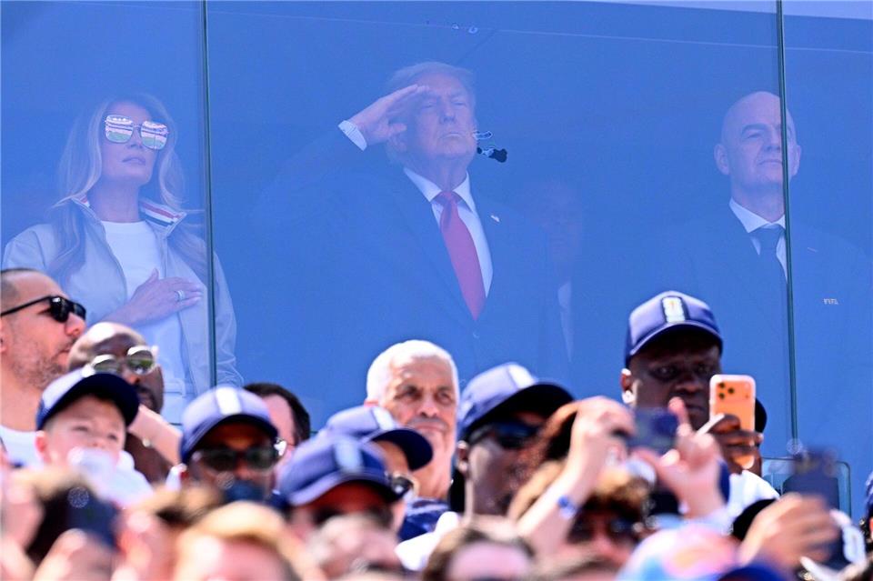 Donald Trump (M) verfolgte das Spiel zwischen seiner Frau Melania und FIFA-Präsident Gianni Infantino. Tom Weller/dpa