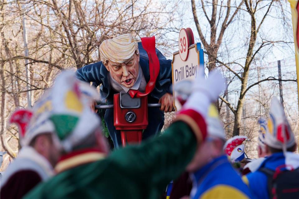 Donald Trump ist das Thema von einem der zehn Motivwagen beim Rosenmontagszug in Mainz. Andreas Arnold/dpa
