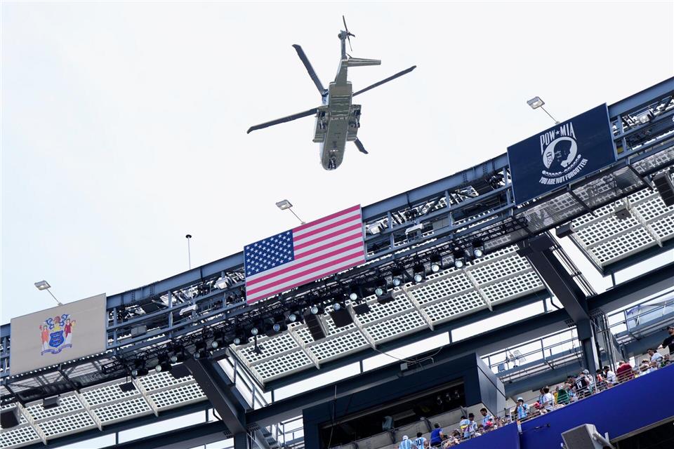 Donald Trump kam mit einem der Hubschrauber, die vor dem Spiel über das Stadion flogen, zum WM-Finale.Ashley Landis/AP/dpa