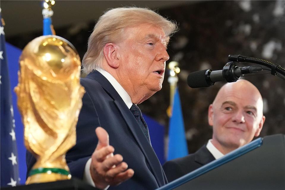 Donald Trump (l) bedankte sich bei Gianni Infantino für die Entscheidung der FIFA. Jacquelyn Martin/AP/dpa