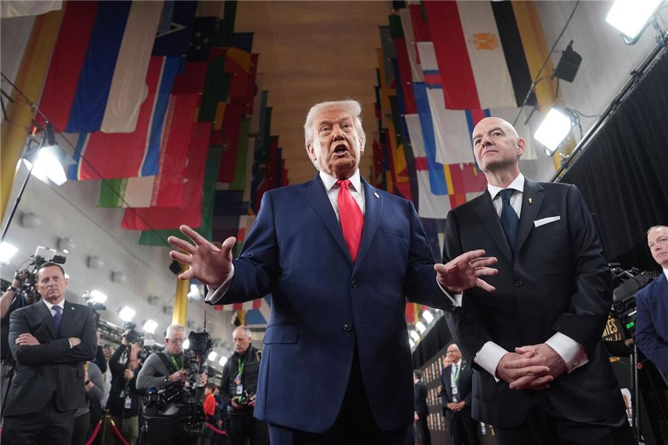 Donald Trump (l) und Gianni Infantino präsentieren sich auf dem roten Teppich.Evan Vucci/AP/dpa