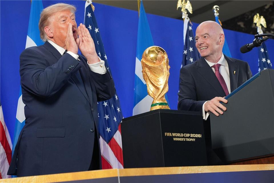 Donald Trump (l) und Gianni Infantino stehen gemeinsam im Trump Tower auf der Bühne.Jacquelyn Martin/AP/dpa