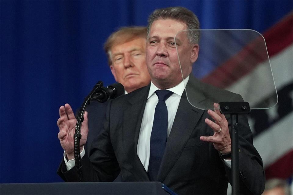 Donald Trump lud Döllner auf die Bühne ein - viele Menschen sehen es kritisch, dass er annahm. (Archivbild)Mark Schiefelbein/AP/dpa