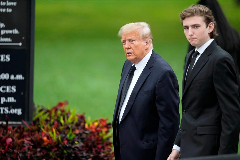 Donald Trump mit seinem Sohn Barron Trump. (Archivbild)Rebecca Blackwell/AP/dpa