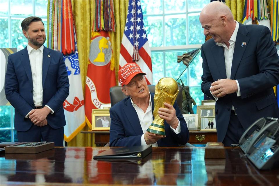 Donald Trump präsentiert den WM-PokalJacquelyn Martin/AP/dpa