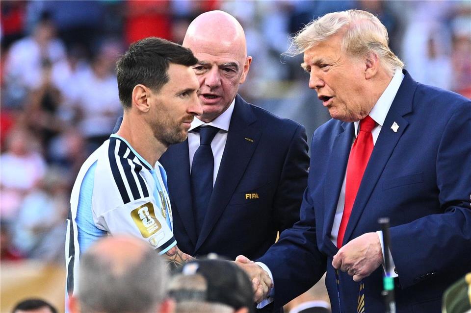 Donald Trump (r) ehrt Lionel Messi. Tom Weller/dpa