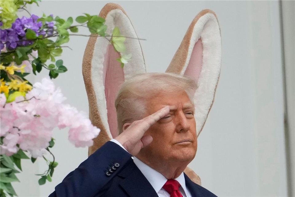 Donald Trump steht vor einem großen Osterhasen - und es sieht so aus, als hätte er sich die Ohren geliehen.Alex Brandon/AP/dpa