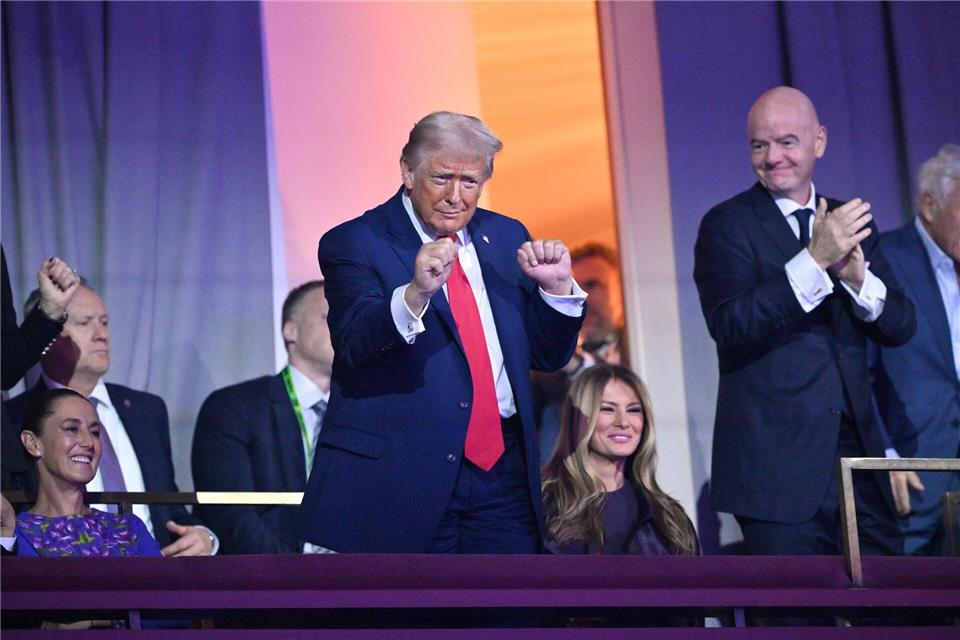Donald Trump tanzt auf der Tribüne bei der WM-Auslosung. Mandel Ngan/POOL AFP/AP/dpa