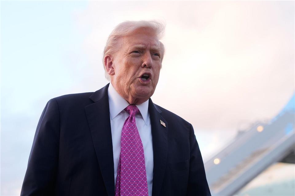 Trump verlängert Zollvergünstigungen für US-Autobauer Donald Trump verhängte Zölle auf Lastwagen und Busse - und verlängerte zugleich Vergünstigungen für in den USA produzierte Fahrzeuge mit Import-Bauteilen.Mark Schiefelbein/AP/dpa