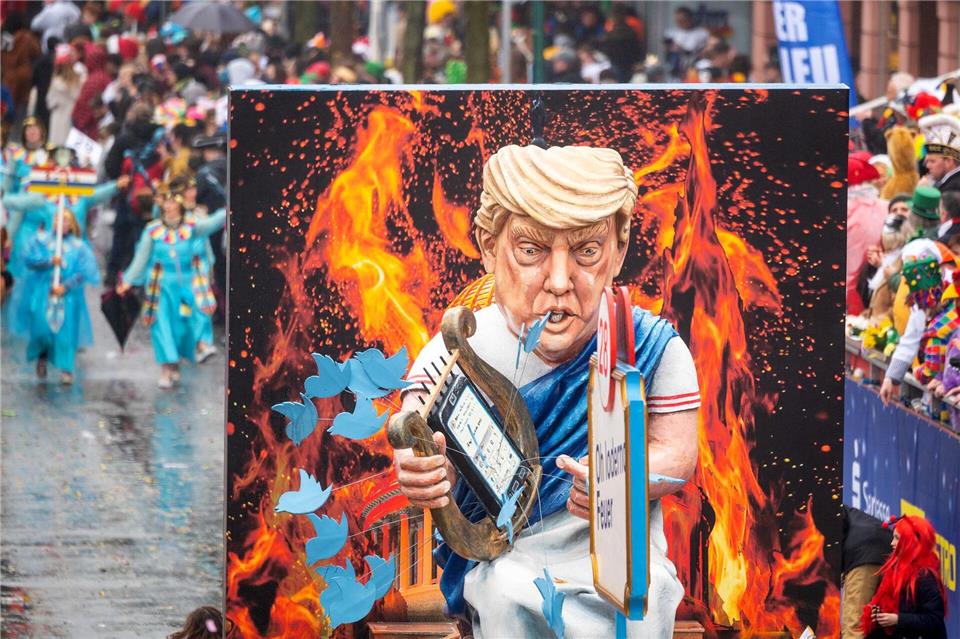 Donald Trump wird wohl auch dieses Jahr ein Thema der Umzüge sein. (Archivbild)Andreas Arnold/dpa