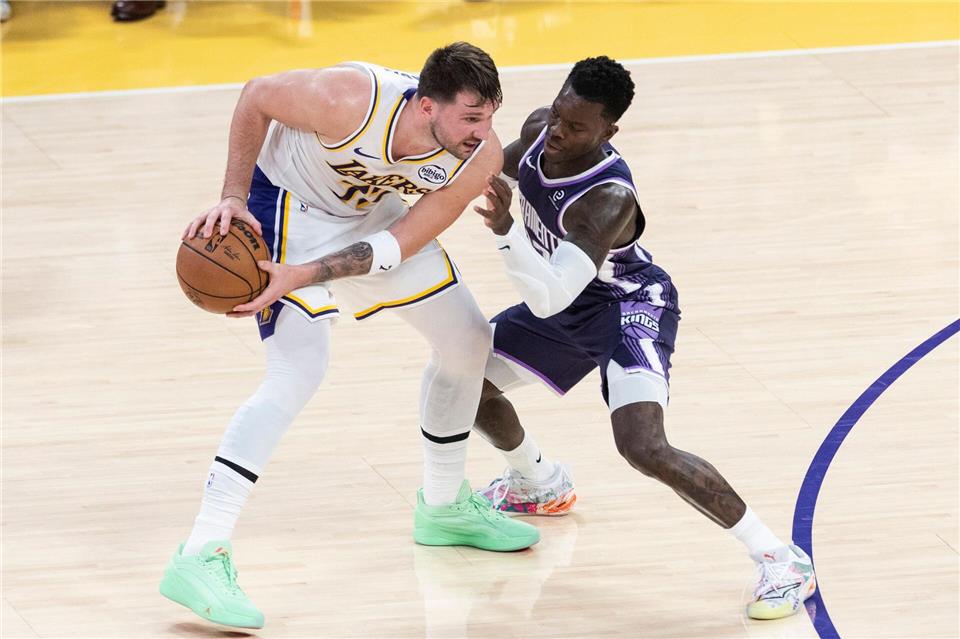 Doncic (l) und Schröder sind schon häufiger aneinandergeraten. (Archivbild)Ringo Chiu/ZUMA Press Wire/dpa