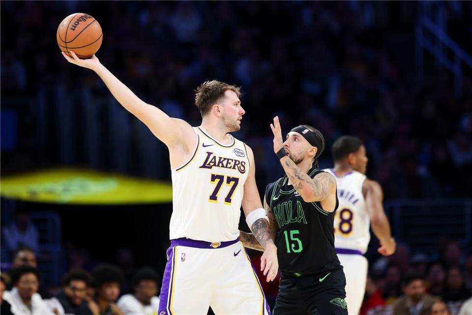 Doncic (links) und die Lakers spielen eine gute Saison.Jessie Alcheh/AP/dpa