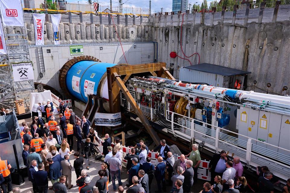 „Donna Maria“ ist gestartet: Die Tunnelbohrmaschine ist 178 Meter lang und 700 Tonnen schwer. Sven Hoppe/dpa