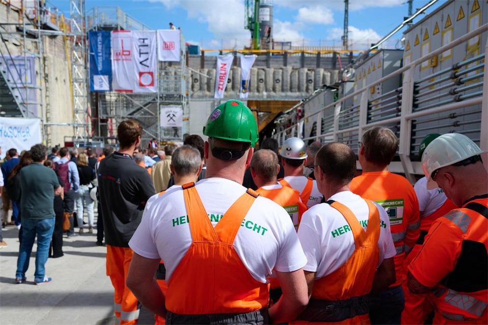 „Donna Maria“ ist gestartet: Die Tunnelbohrmaschine ist 178 Meter lang und 700 Tonnen schwer. Sven Hoppe/dpa