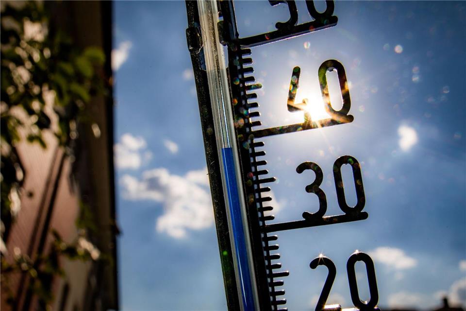 Donnerstag und Freitag soll es schauern und gewittern - der Donnerstag bringt auch Starkregen und Hagel. (Symbolbild)Frank Rumpenhorst/dpa