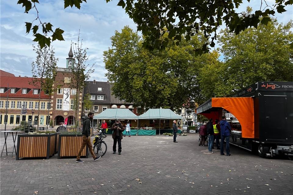 Donnerstagsvormittags gibt es auf dem Markt nur noch drei Stände: Gemüse, Fisch und einen Imbiss.