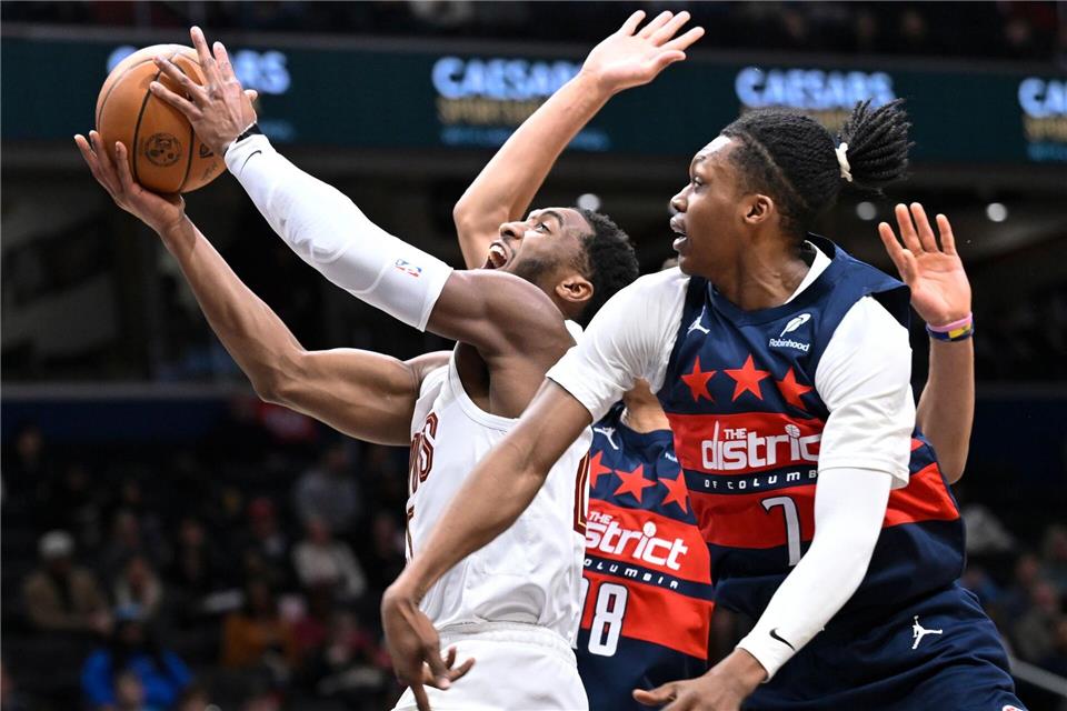 Donovan Mitchell (l) dreht fast im Alleingang das Spiel für die Cleveland Cavaliers.John McDonnell/AP/dpa