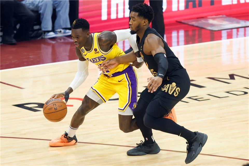Donovan Mitchell (r) von den Cleveland Cavaliers im Zweikampf mit Dennis Schröder von den Los Angeles Lakers.