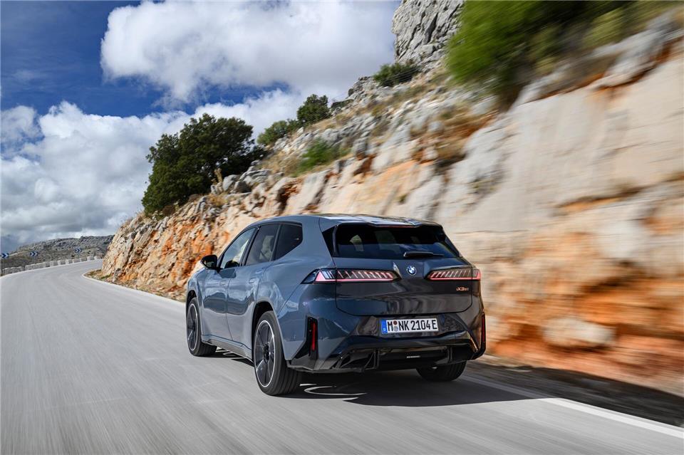 Don’t stop me now: Muss man auch erst mal gar nicht, denn der BMW iX3 kann auf über 800 Normkilometer Reichweite zurückgreifen.Uwe Fischer/BMW AG/dpa-tmn