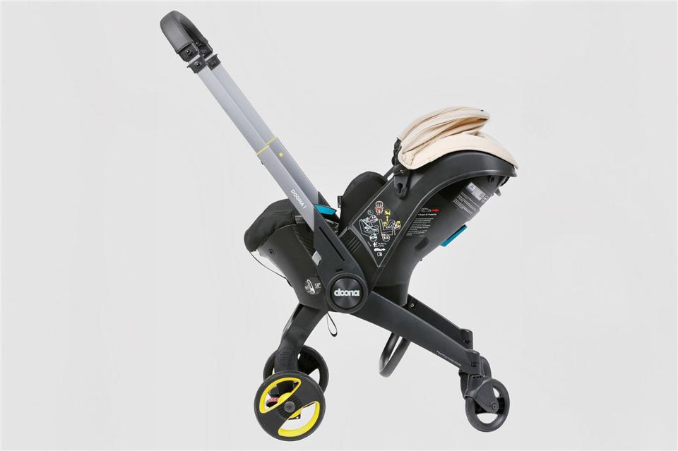 Kindersitze im ADAC-Test: Daumen hoch für viele Modelle  Doona i + Doona i Isofix Base wird im Segment Babyschalen und Sitze für Kleinkinder bis etwa 1,5 Jahre mit „gut“ bewertet (Note 1,7). Die Babyschale von Doona verfügt über ein integriertes Fahrgestell, das sich ein- und ausklappen lässt.Ralph Wagner/ADAC/dpa-tmn