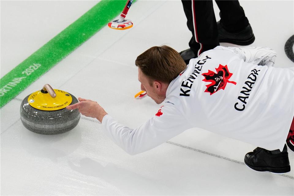 Doppelberührungen des Steins sind im Curling verboten. (Archivbild)David J. Phillip/AP/dpa