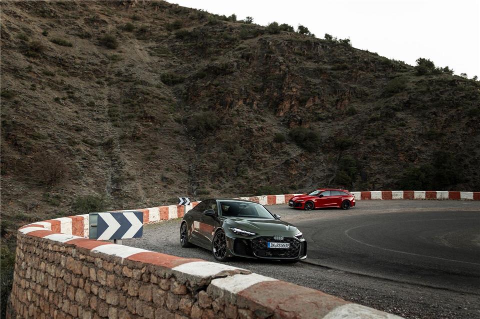 Doppelpack: Den RS5 bietet Audi als Limousine und Kombi Avant (r) an.Tobias Sagmeister/Audi AG/dpa-tmn