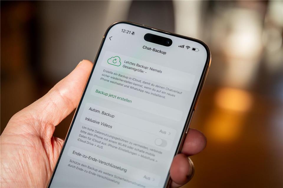 Doppelt hält besser: In WhatsApp lassen sich automatische Backups aktivieren, die dann auch in der iCloud landen.Nico Tapia/dpa-tmn