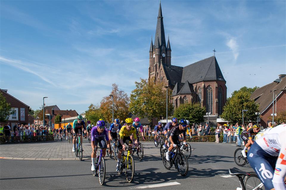 Doppelte Freude hatten die Zuschauer in Weseke, denn der Parcours führte zwei Mal durch den Ort.